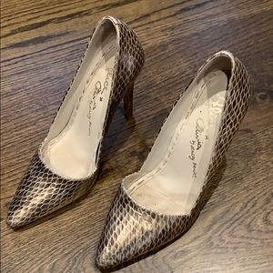 Alice and Olivia gold Dana pumps 36 1/2